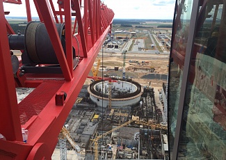 Строящаяся АЭС с высоты башенного крана